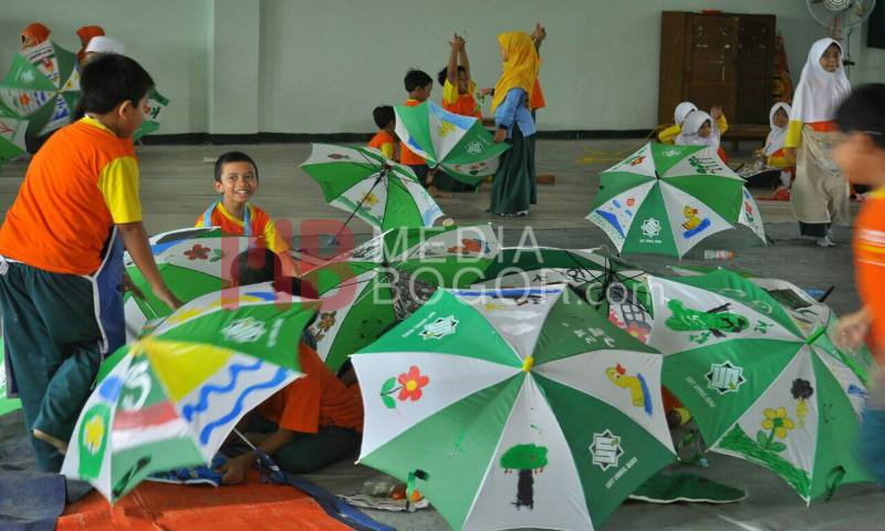 Latih Kesabaran Anak, SDIT Ummul Quro Gelar Lomba Lukis Lewat Payung