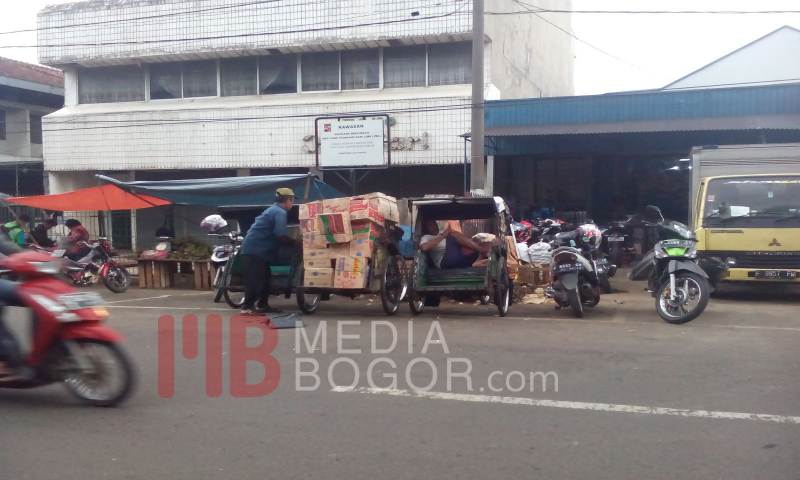 Walau Digusur Zaman, Kakek Tukang Becak Ini Tak Pernah Demo