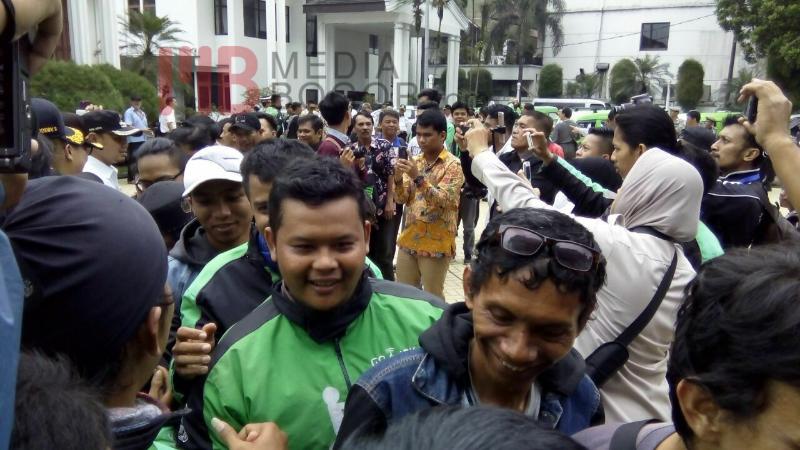 Ojeg Online dan Supir Angkot, Kami Tetap Sahabat