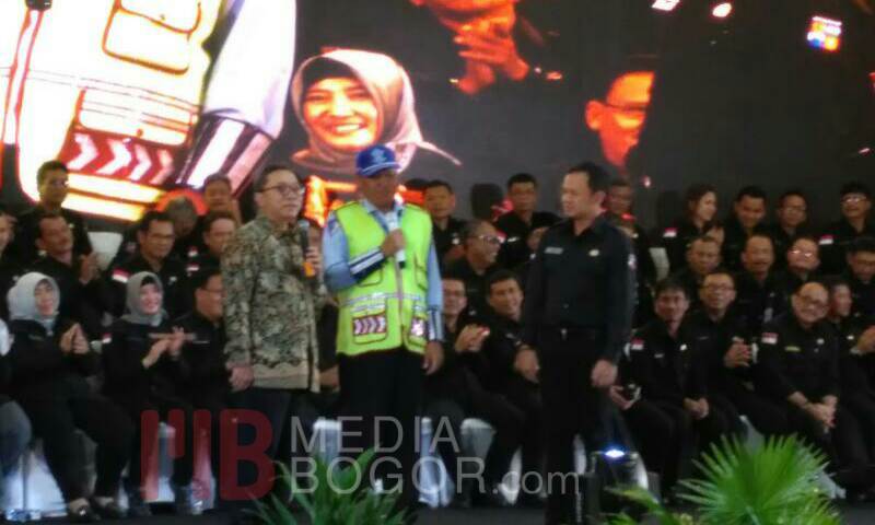 Mimpi Selfie, Mahmud ‘Si Pengatur Lalulintas Nyentrik’ Dapat Hadiah Umroh Gratis