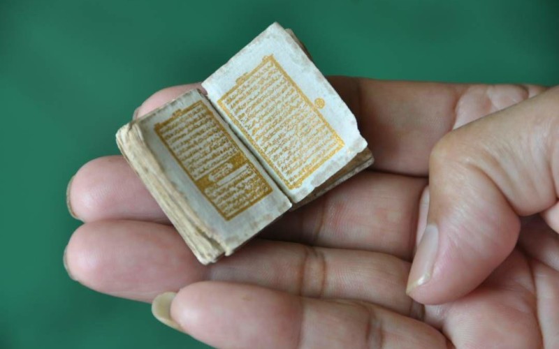 Ada Al – quran Terkecil Berlapis Emas di Desa Pasir Jambu