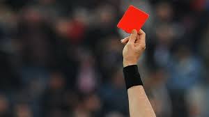 Dipukul Pemain, Wasit Ini Bawa Pistol ke Tengah Lapangan