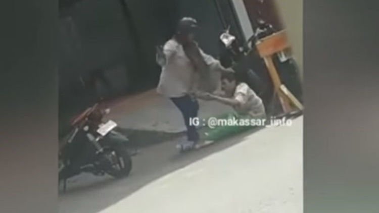 Heboh, Diketahui Bolos Sekolah, Bocah Ini Dipukuli Sang Ibu Pakai Kayu, Ini Videonya