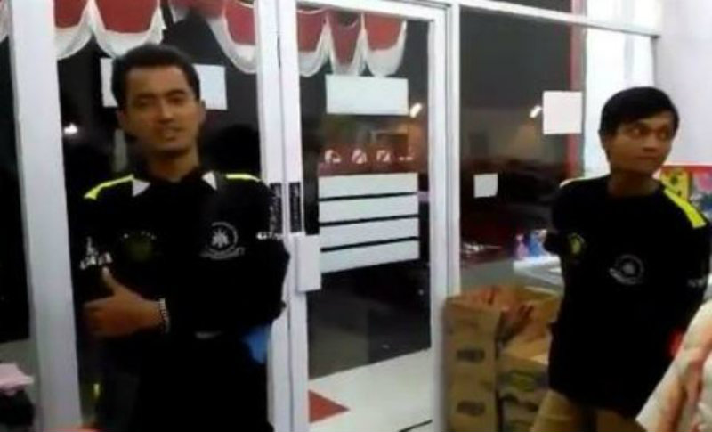 Pria Berseragam Ormas GMBI Ini Mempertanyakan Legalitas Minimarket 212Mart