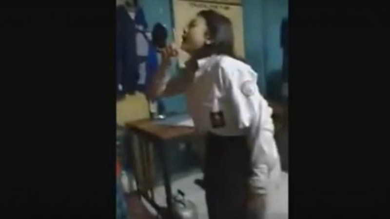 Aduh, Saat Diintrograsi Siswi Ini Terlihat Seperti Sedang Mabuk, Ini Videonya