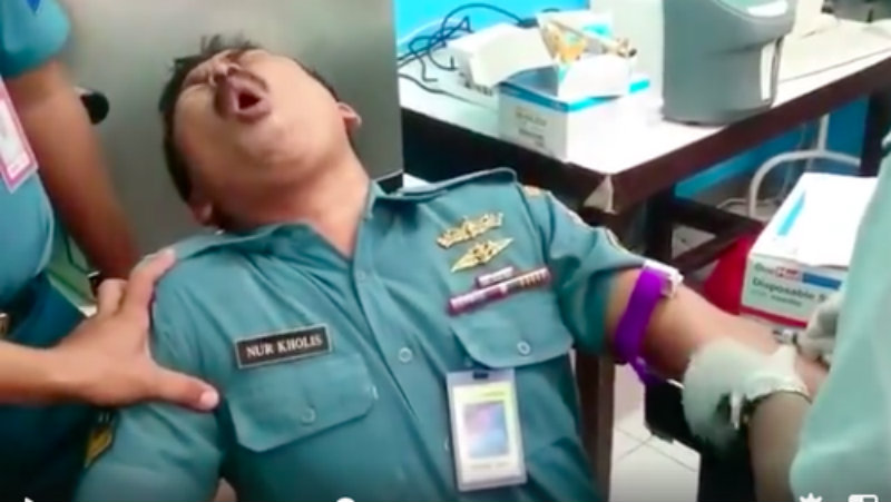 Kocak, Tentara Ini Menjerit Ketakutan Saat Mau Disuntik, Ini Videonya