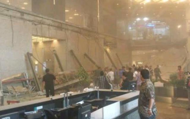 Detik Detik Sudut Gedung BEJ Jakarta yang Runtuh