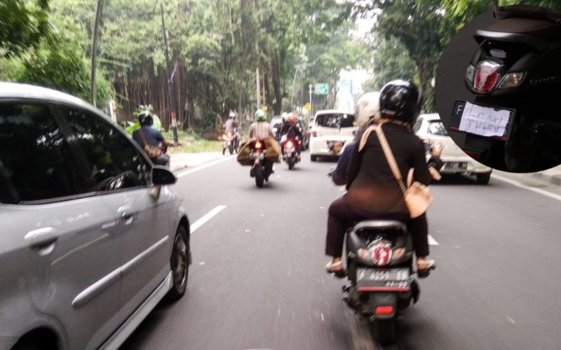 Motor Matic Lelaki Tulen Jadi Pusat Perhatian Dua Wanita Di Jalan Jalak Harupat