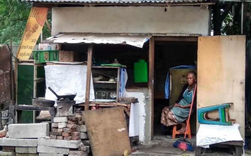 Kisah Mak Yuyem Pemilik Lapak Sate Tongseng Yang Tersisihkan
