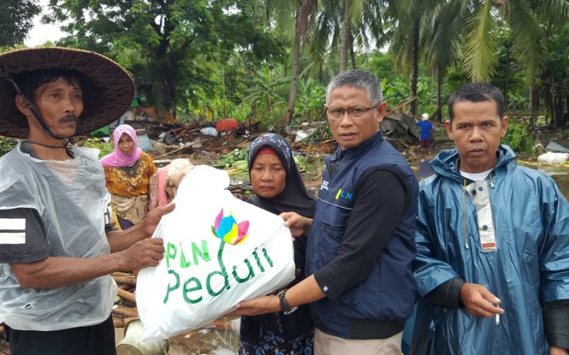 Relawan PLN Bantu Korban Tsunami di Banten