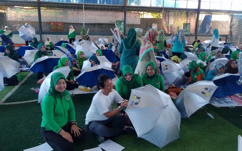 Joko Purwanto dan WPP Kota Bogor Melukis Diatas Payung Bersama Guru PAUD