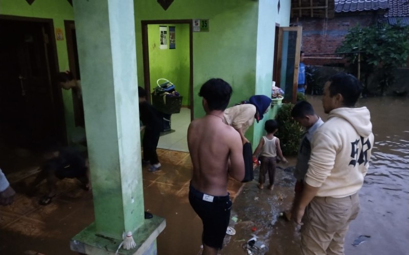Kang Ebet Tinjau dan Bantu Warga Terdampak Banjir di Rancamaya