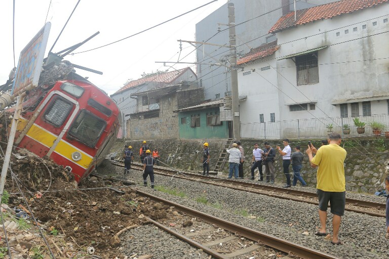 Tergulingnya Kereta, Kata Warga Sudah Oleng Dari Jauh