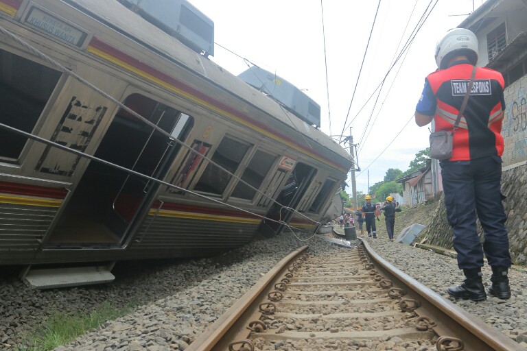 Lagi, Comnuter Line Bogor-Jakarta Tergelincir, 3 Gerbong Terbalik