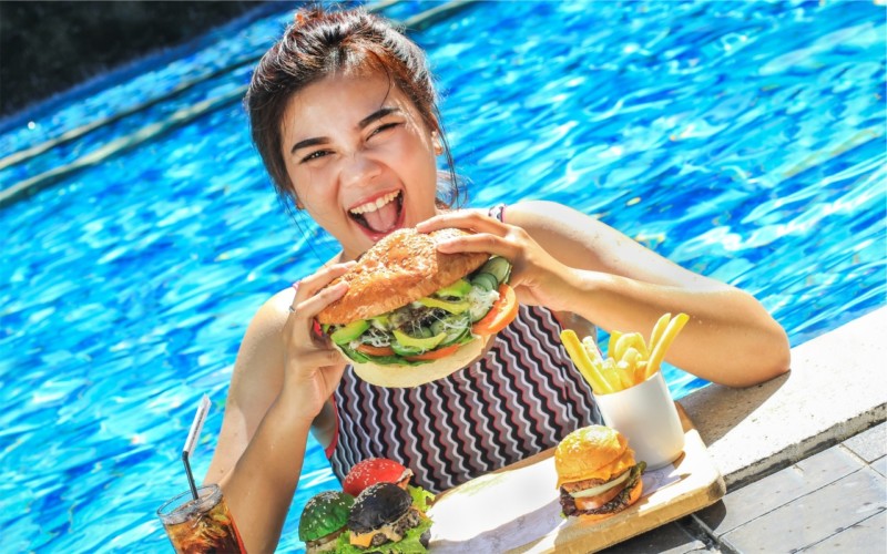 Makan Burger Semaunya, Berenang Sepuasnya