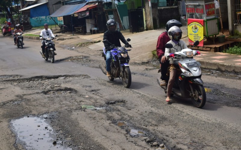 Warga Bambu Kuning Keluhkan Jalan Rusak dan Berlubang