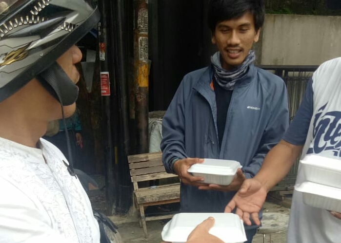 Rutin, Ratusan Nasi Kotak Sedekah Disebar Tiap Jumat