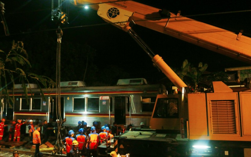 Evakuasi Kereta Anjlok Selesai, Lintasan KRL Baru Bisa Satu Jalur