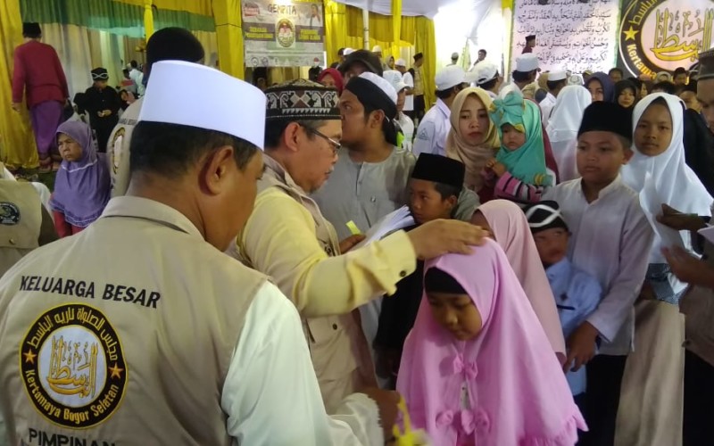 Majelis Sholawat Nariyah Al-Baasith Santuni 500 Anak Yatim di 9 Kelurahan