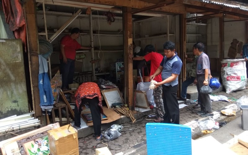 Dua Tahun Tertunda, Kios Souvenir Otista Akhirnya Dibongkar