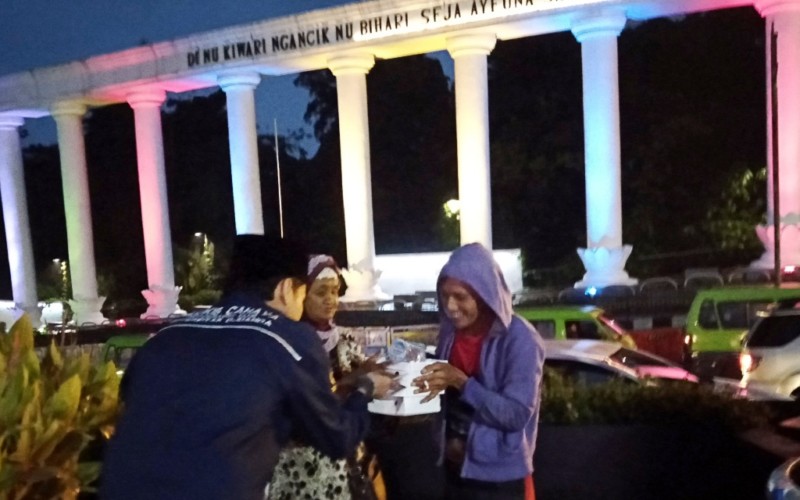 Aksi Sosial Mahasiswa Unida Berbagi Makanan Dengan Kaum Dhuafa