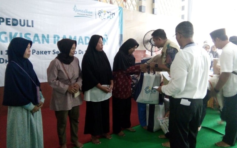 Santuni Dhuafa, YBM PLN Bagikan 15 Ribu Paket Sembako