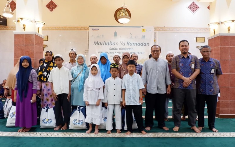 PLN UID Jabar Berbagi Dengan Anak Yatim, Guru Ngaji dan Marbot