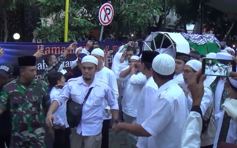 Ribuan Jamaah Sambut Kedatangan Jenazah Alm Arifin Ilham