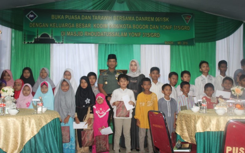 Kodim 0606/Kota Bogor dan Yonif 315 Garuda Berbagi di Bulan Ramadan