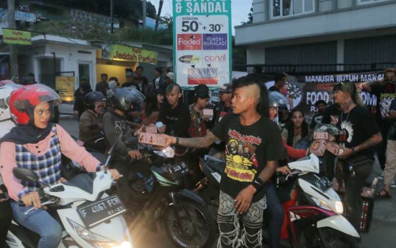 Puluhan Anak Punk Bagi-Bagi Takjil Gratis ke Pengguna Jalan