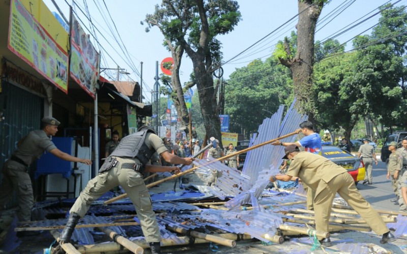 Satpol PP Bongkar Lapak PKL Yang Jualan di Trotoar