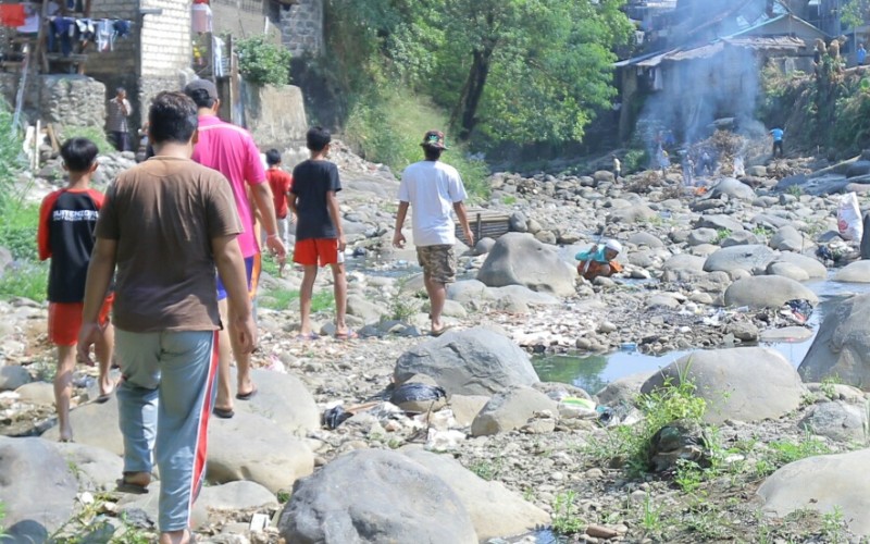 Lihat Warga BAB di Sungai, Lurah Babakan Pasar Teriak