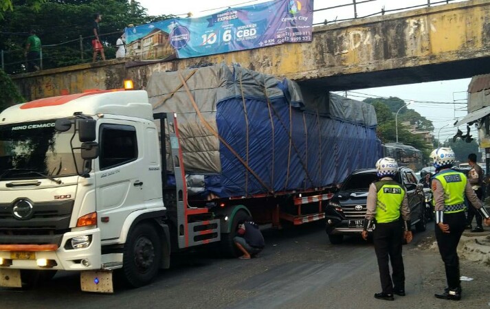 Macet Panjang, Truk Bermuatan Tinggi Tersangkut di Talang
