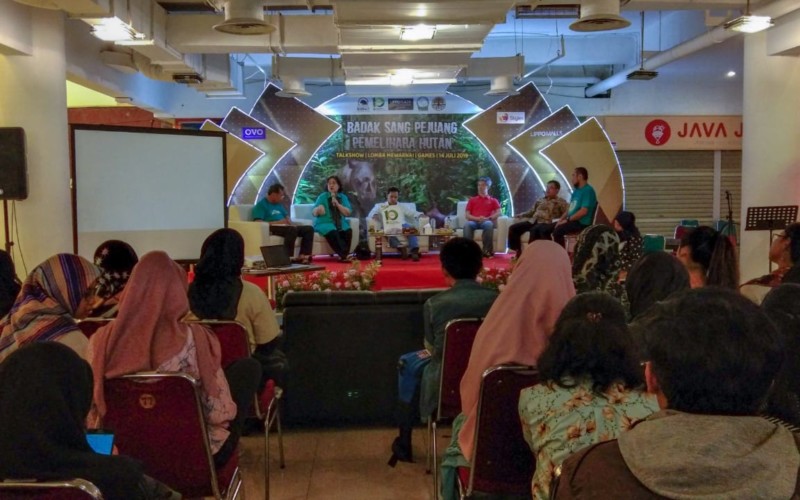 Meredam Perubahan Iklim Lewat Pelestarian Badak dan Hutan