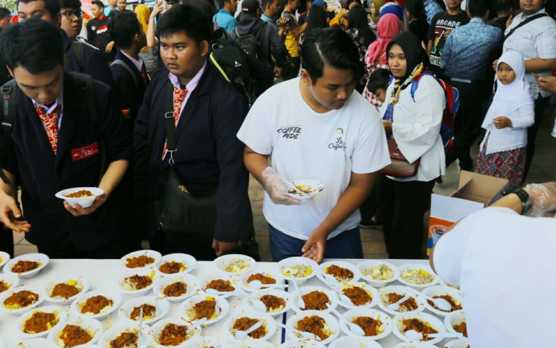 Warga Serbu Makan Toge Goreng Gratis 4000 Porsi