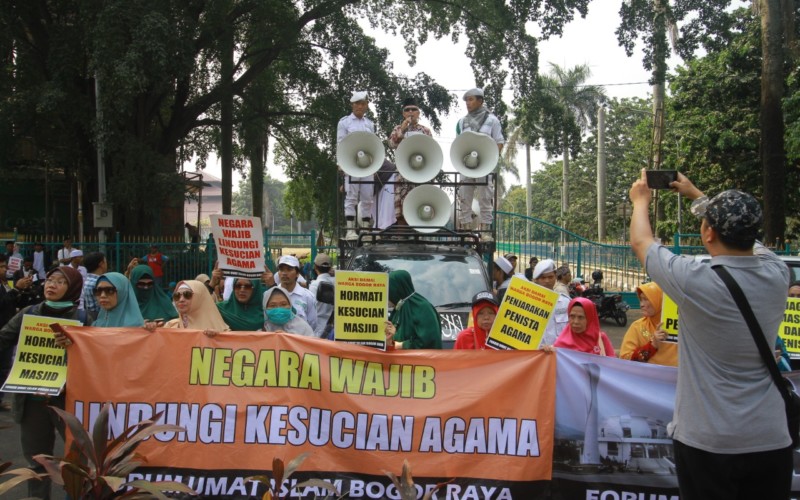 Massa Demo ke Polres Bogor, Tuntut Perempuan Pembawa Anjing ke Masjid Dipenjara