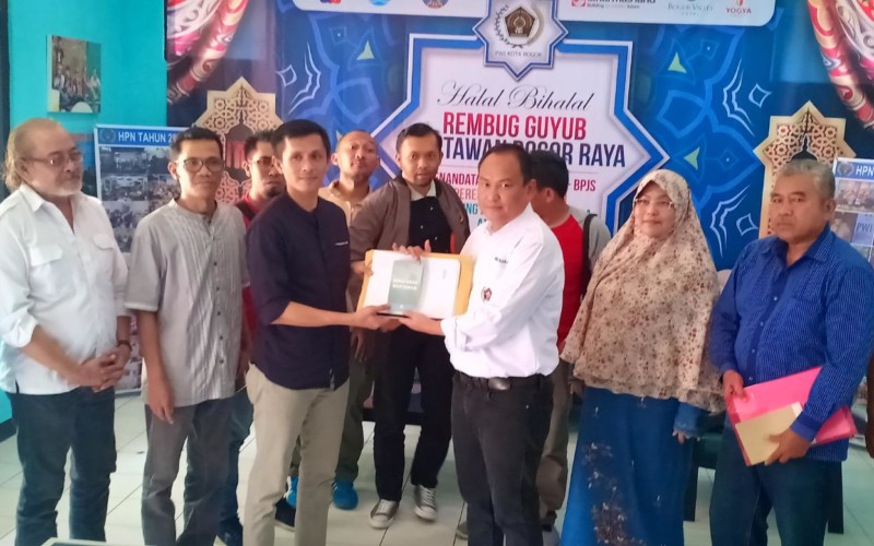 Bagikan Buku Saku Wartawan, PWI Jabar Harap Wartawan Lebih Profesional Sesuai Hukum Pers