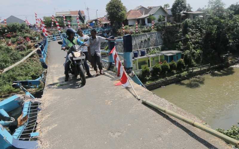 Warga Kp Karamat Was Was Lewati Jembatan Rusak Tertimpa Pohon