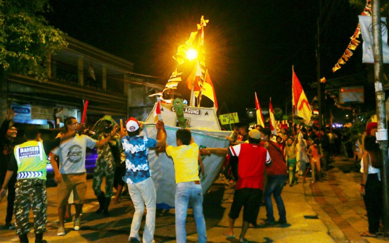 Meriahkan HUT RI ke 74, Warga Cibalagung Helat Tradisi Pawai Malam
