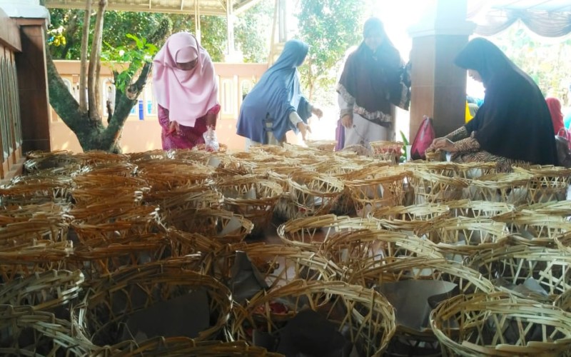 Gunakan Bongsang, STP MI Khoiru Ummah Bogor Bagikan Daging Kurban Pada Warga