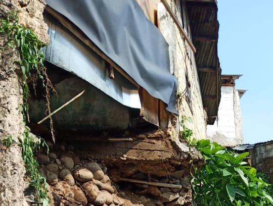Rumah Pinggir Kali Rusak Terkena Longsor