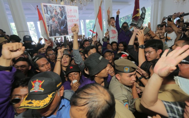 Paksa Masuk Ruang Balai Kota Bogor, Massa Unpak Todong 10 Kesepakatan ke Wali Kota Dan DPRD