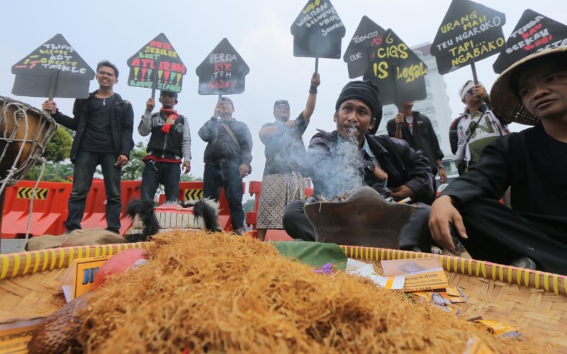 Pegiat Tembakau Demo Perda KTR di Tugu Kujang