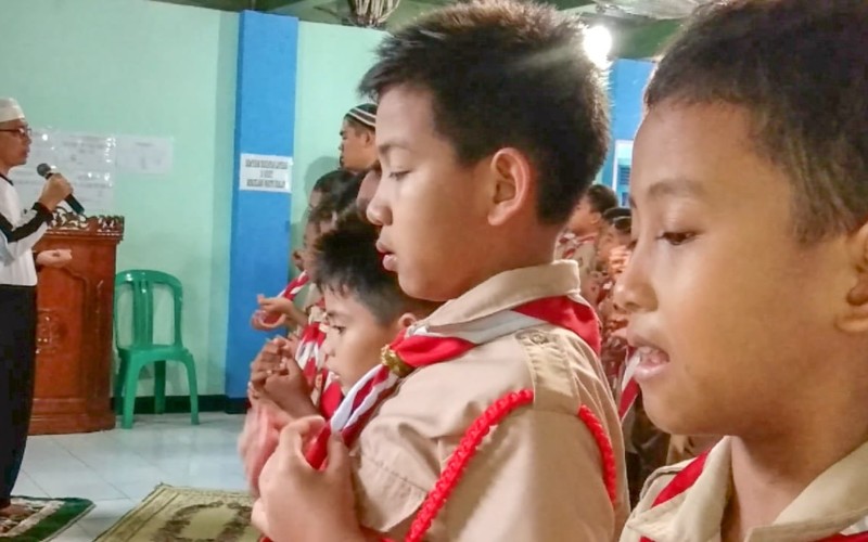 Guru dan Murid SDIT Birrul Waalidain Bogor Salat Gaib Untuk B.J Habibie
