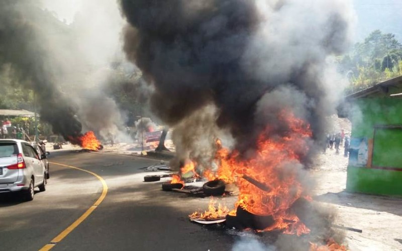 Tolak Pembongkaran, Warga Naringgul Lakukan Aksi Bakar-Bakar