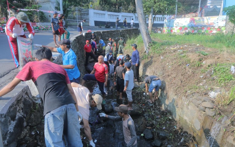 Ratusan Warga Dari Dua Desa Serentak Bebersih Kali Cibeureum