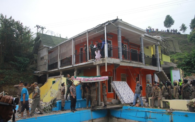 30 Rumah Tak Ber IMB di Kampung Naringgul Dibongkar