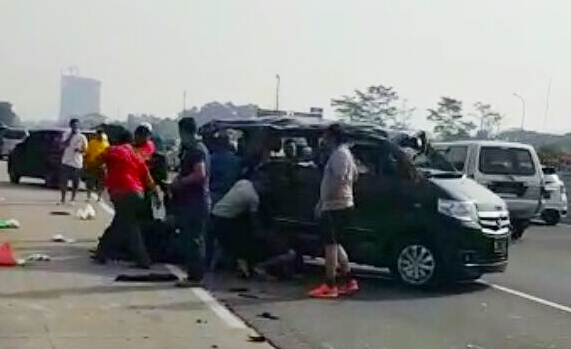 Mobil APV Pecah Ban di Tol Jagorawi, 3 Penumpang Tewas