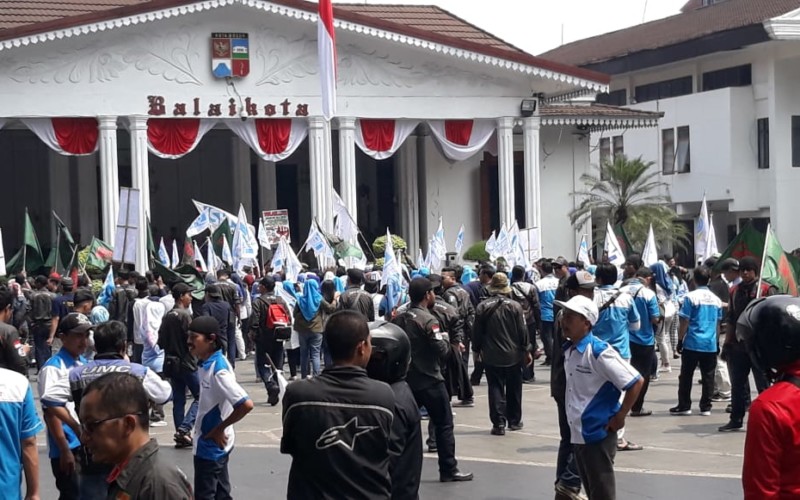 Tolak Revisi UU Ketenagakerjaan, Serikat Buruh Berdemo ke Balaikota