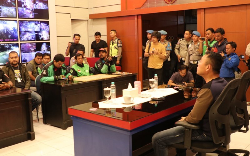 Viral, Polisi Tendang Ojol Saat Presiden Lewat, Kapolresta: Yang Polisi Dimutasi, Yang Ojol Tetap Ditilang